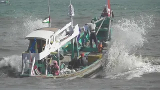 PERAHU PAKESAN TERJANG OMBAK BESAR PLAWANGAN PUGER