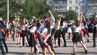Вальс выпускников 2017 года в Павлоградской школе 9 на празднике Последнего звонка.