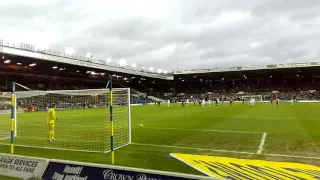 Leeds Fans make fun of Forest keeper De Vries