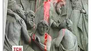У Києві невідомі облили пам’ятник князю Володимиру червоною фарбою