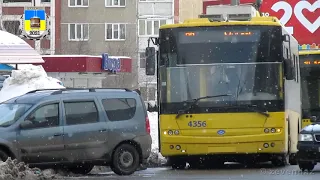 Киевский троллейбус- Простой на линии из-за припаркованной машины, сугробы снега 15.02.2021