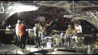 Fans on stage with U2: Angel Of Harlem, Berlin 2009 (multicam)