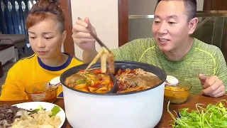 他简直让人忍无可忍#eating show#eating challenge#husband and wife eating food#eating#mukbang #asmr eating