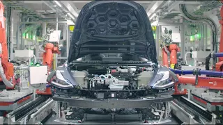 Сборка автомобиля Tesla Model 3 на заводе.