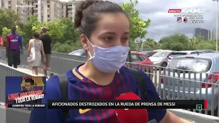 Los aficionados del FC Barcelona lloran la marcha de Leo Messi