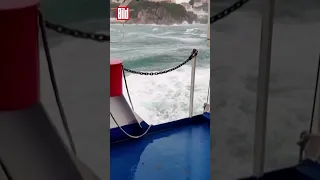 Horror-Überfahrt in Italien: Schiff im Sturm ohne Anker.