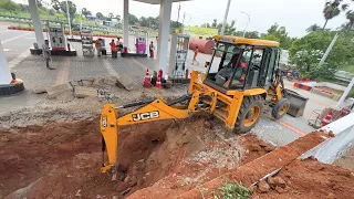 JCB 3DX Goes to Add Extra Fuel Tank 13 ft dig without Ramp for Indian Oil Bunk