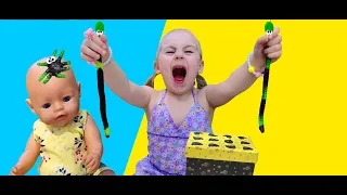 Бебі Борн українською, Поліна грається з лялькою Бебі Бон і їсть желейні цукерки
