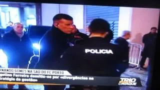 Segurança do FC Porto empurra policia em directo