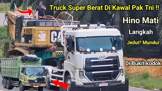 Truck Hino Mati Langkah Di Bukit Kodok !! Truk Trailer Super Berat Di Kawal Ketat Pak Tentara