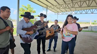 Fatima se puso nerviosa cuando carlitos se acerco a dedicarle esta hermosa cancion🤭🎶