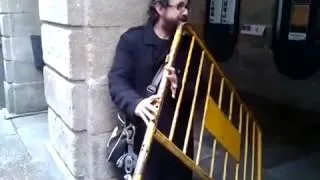 Музыкант, который играет на необычном инструменте/Musician who plays the unusual instrument