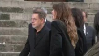 Obsèques de Jane Birkin : qui est ce mystérieux homme qui accompagne ses filles Charlotte et Lou ?