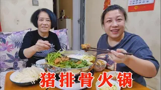 买2斤猪排骨，和老妈在家涮火锅，有肉有菜煮几锅，娘俩吃得贼香