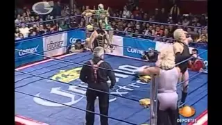 May Flowers & Pimpinela Escarlata vs el Ángel & Laredo Kid in an AAA World Tag Team tournament match