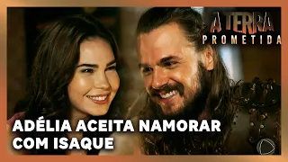 A TERRA PROMETIDA: Adélia finalmente aceita namorar com Isaque