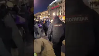 Полицаи в Питере под гимн РФ задерживают участников митинга против войны