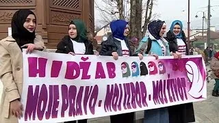 Сараево: мусульманки отстаивают право на ношение хиджабов в судах