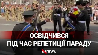 Чоловік освідчився коханій на репетиції параду до Дня Незалежності