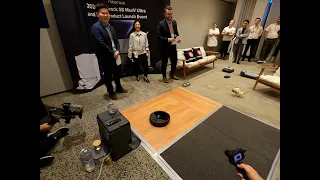 Roborock S8 MaxV Ultra robovac demonstration