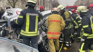 У Запоріжжі рятувальники ДСНС деблокували із понівеченого авто тіло жінки