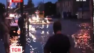 У Вінниці сильний дощ перетворив вулиці на ріки