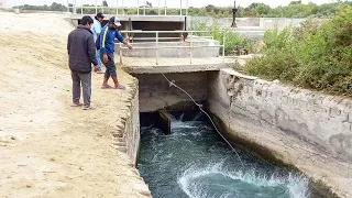 El HOMBRE Lanza la ATARRAYA muy  Cerca al RÍO y no te Imaginas la Gran SORPRESA que se LLEVÓ