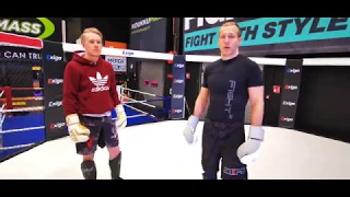 Vapaaottelu tekniikka: uppercut liver kick